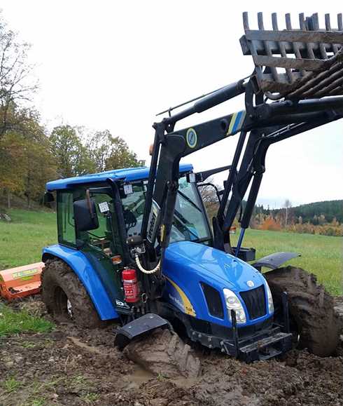 Blå jordbrukstraktor med frontlastare New Holland TL90A 4WD stulen strax utanför Gränna